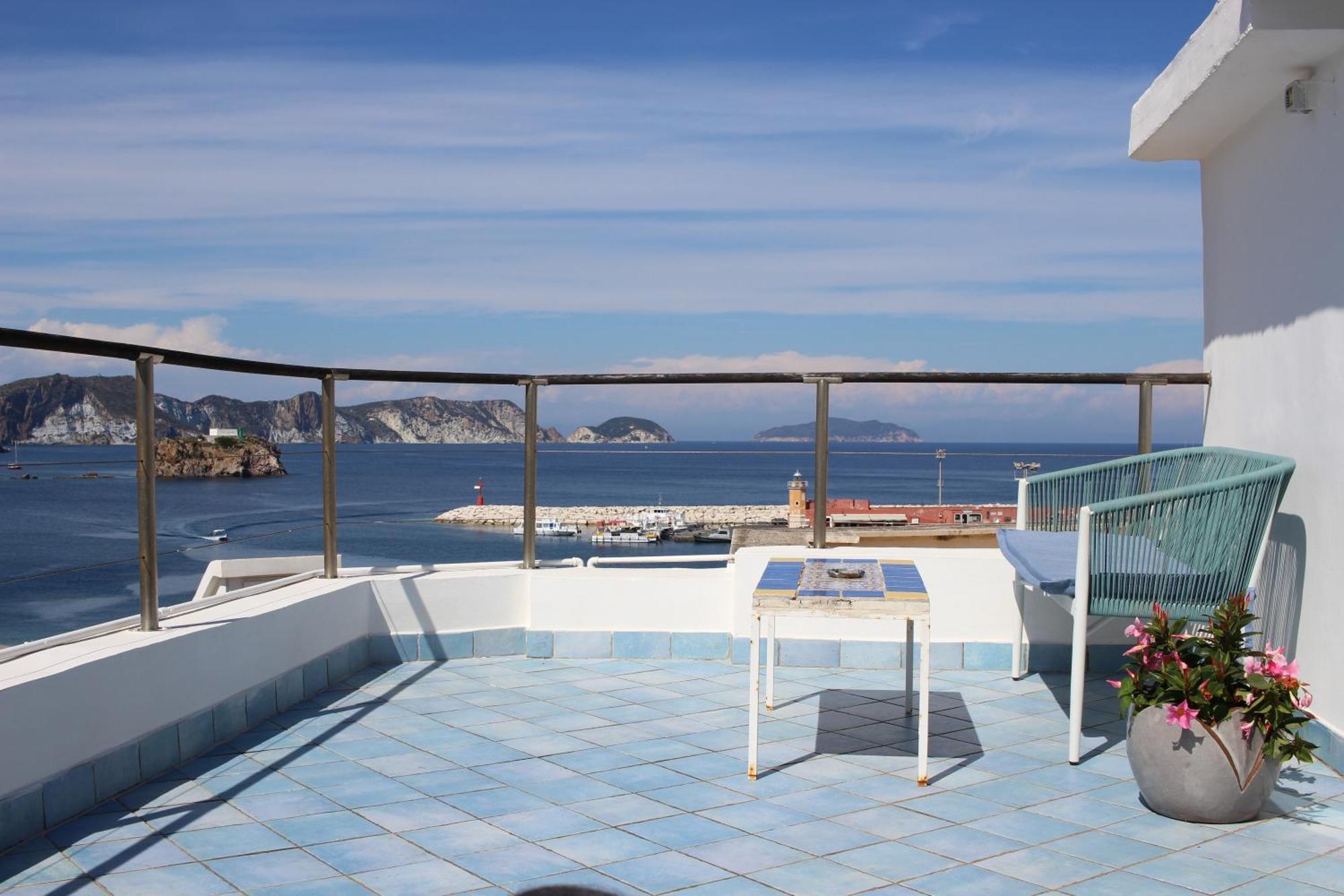 La Mansarda Sul Porto Apartman Ponza Kültér fotó